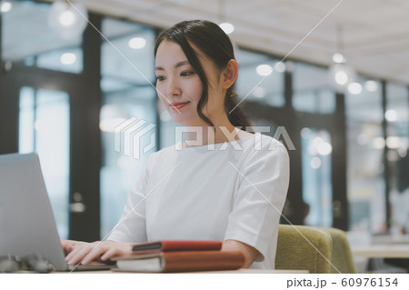 働く女性 60976154