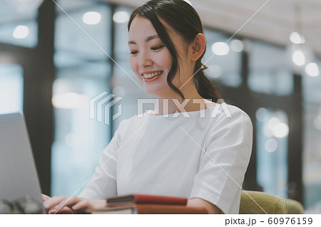 働く女性 60976159