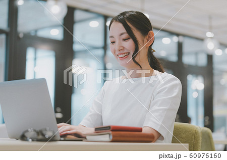 働く女性 60976160