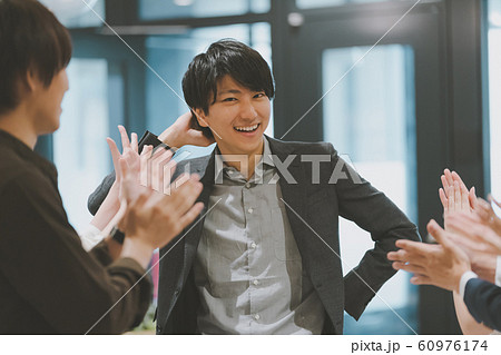 ビジネス　拍手 60976174