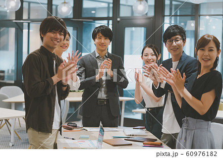 ビジネス　拍手 60976182