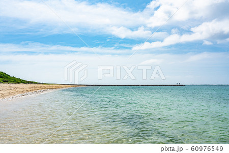石垣・マエサトビーチの青い海と空 石垣・マエサトビーチの青い海と空 60976549
