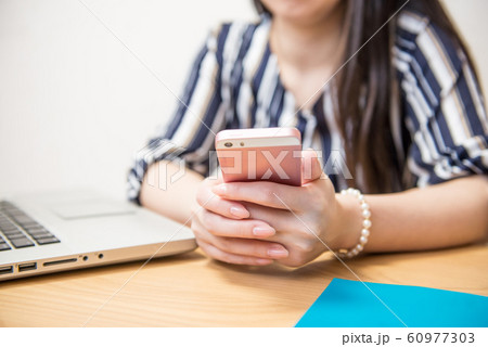 スマホ　スマートフォン　ヤラセレビュー　バックアップ　女性　データ　緊急事態　ウイルス感染　パソコン 60977303
