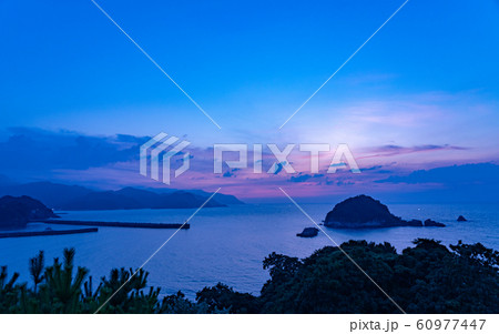 香住・ゆうなぎの丘からの夕日と日本海 香住・ゆうなぎの丘からの夕日と日本海 60977447