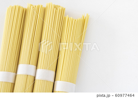 乾燥したスパゲッティの麺の束 60977464