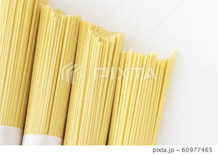 乾燥したスパゲッティの麺の束 60977465