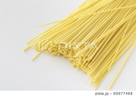 乾燥したスパゲッティの麺の束 60977468