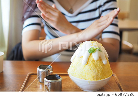 Women use hand Characters To refrain from eating sweets in front. lose weight Women use hand Characters To refrain from eating sweets in front. lose weight 60977536