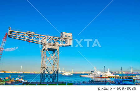 日本の横浜都市景観 横浜ハンマーヘッド(奥にマリーンルージュ) 日本の横浜都市景観 横浜ハンマーヘッド(奥にマリーンルージュ) 60978039
