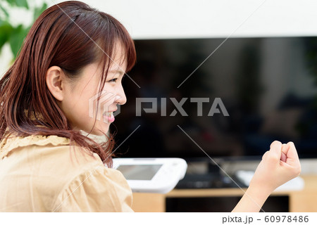 ゲームをプレイする女性 60978486