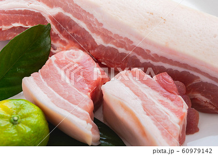 皮付き豚バラのブロック 皮付き豚バラのブロック 60979142