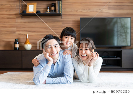 若い家族 60979239