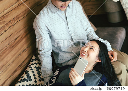 カップル 夫婦 新生活 60979719