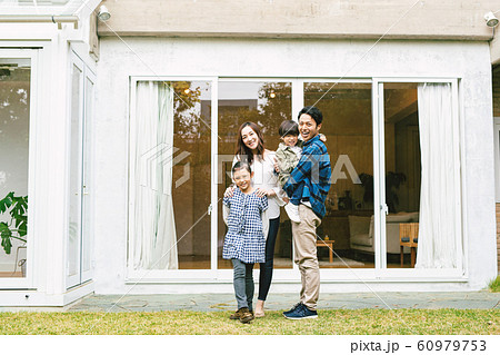 家族 親子 家庭 ポートレート 60979753