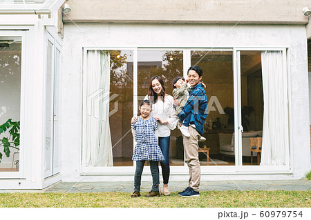 家族 親子 家庭 ポートレート 60979754