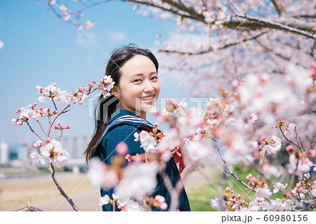 桜と女子高生 60980156