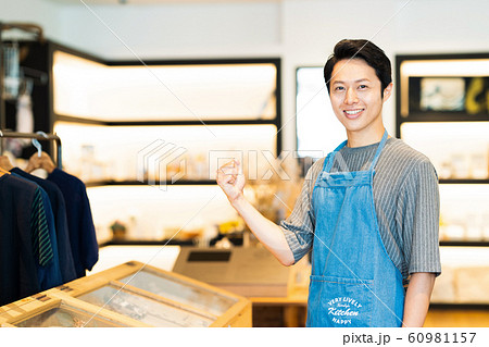店員　アルバイト　接客　アパレル　かわいい　カジュアル 60981157