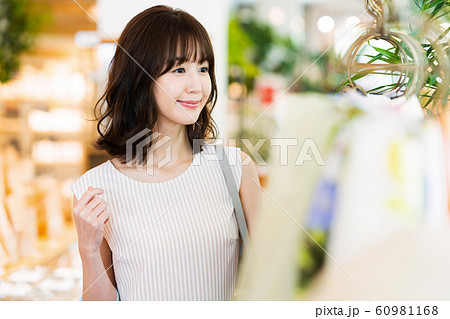 女性 ショッピング 買い物 かわいい ライフスタイル カジュアル 女性 ショッピング 買い物 かわいい ライフスタイル カジュアル 60981168