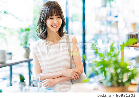 女性　ショッピング　買い物　かわいい　ライフスタイル　カジュアル 60981203