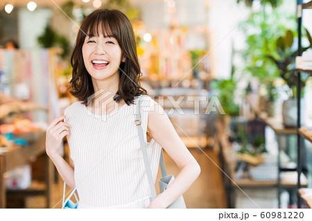 女性 ショッピング 買い物 かわいい ライフスタイル カジュアル 女性 ショッピング 買い物 かわいい ライフスタイル カジュアル 60981220