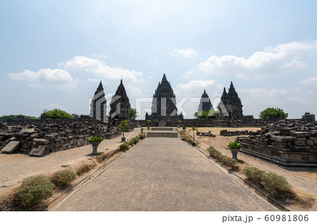 プランバナン寺院群の風景 60981806