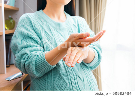 ハンドクリームを塗る妊婦 ハンドクリームを塗る妊婦 60982484