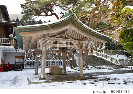 北海道函館市函館八幡宮の境内の冬の風景を撮影 60983459