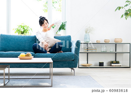 若い女性 60983618