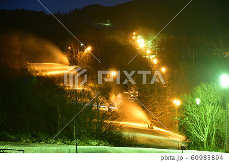 北海道七飯町で夜明け前の七飯スキー場の風景を撮影 60983894