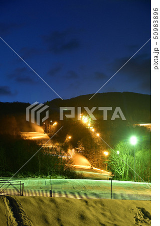 北海道七飯町で夜明け前の七飯スキー場の風景を撮影 60983896