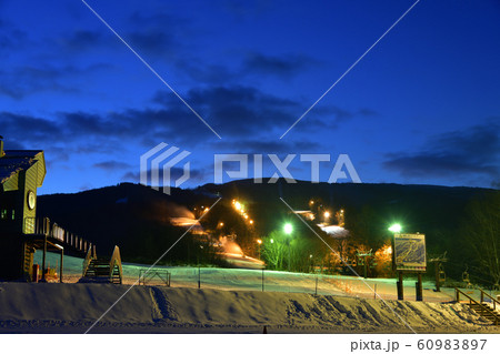 北海道七飯町で夜明け前の七飯スキー場の風景を撮影 60983897