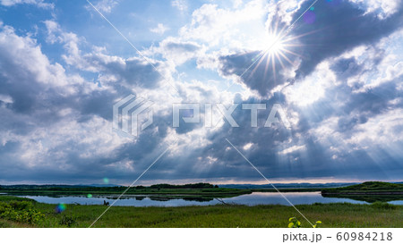北海道・猿払村の平原と雲 60984218
