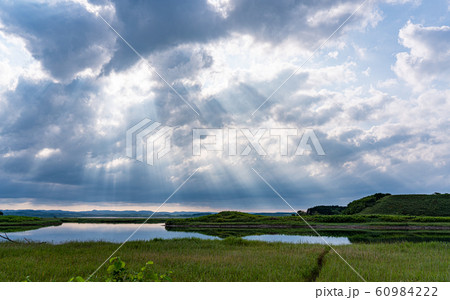 北海道・猿払村の平原と雲 60984222