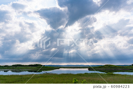 北海道・猿払村の平原と雲 60984223