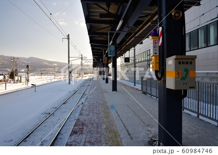 北海道北斗市新函館北斗駅の在来線ホームの冬の風景を撮影 北海道北斗市新函館北斗駅の在来線ホームの冬の風景を撮影 60984746