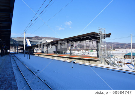北海道北斗市新函館北斗駅の在来線ホームの冬の風景を撮影 北海道北斗市新函館北斗駅の在来線ホームの冬の風景を撮影 60984747