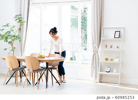 若い女性 60985253