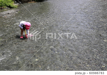 水鉄砲で川遊びをする幼児(4歳児) 60986783