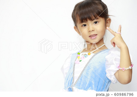 ドレスを着る幼児(4歳児) 60986796