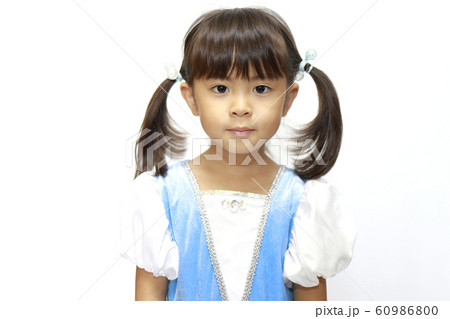 ドレスを着る幼児(4歳児) 60986800