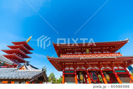 日本の東京都市景観　浅草寺などを望む 60986986