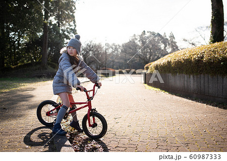 冬の公園で自転車で遊ぶ女の子 冬の公園で自転車で遊ぶ女の子 60987333