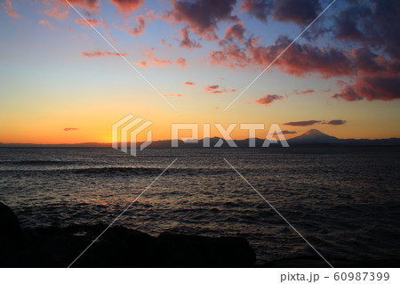 江ノ島の夕暮れ　富士山 60987399