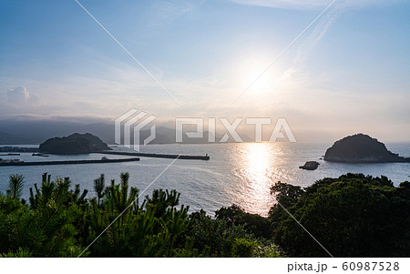香住・ゆうなぎの丘からの夕日と日本海 60987528