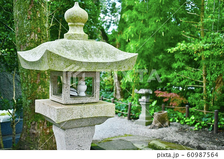 諏訪神社の灯篭 60987564