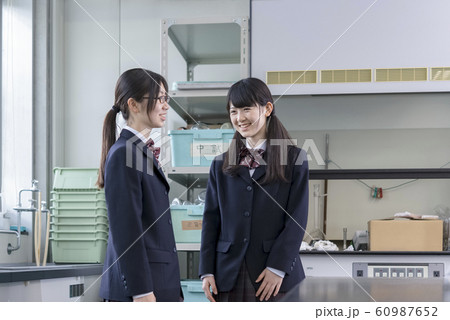 理科室で授業が始まるのを待つ女子高校生 理科室で授業が始まるのを待つ女子高校生 60987652