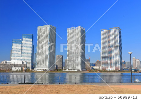 【東京都】晴天下の晴海タワーマンション 【東京都】晴天下の晴海タワーマンション 60989713