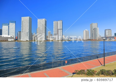 【東京都】晴天下の晴海タワーマンション 【東京都】晴天下の晴海タワーマンション 60989717