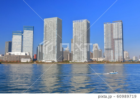 【東京都】晴天下の晴海タワーマンション 【東京都】晴天下の晴海タワーマンション 60989719