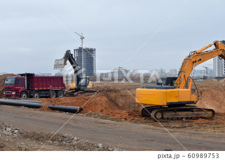 Excavator load the sand to the heavy dump truck  60989753